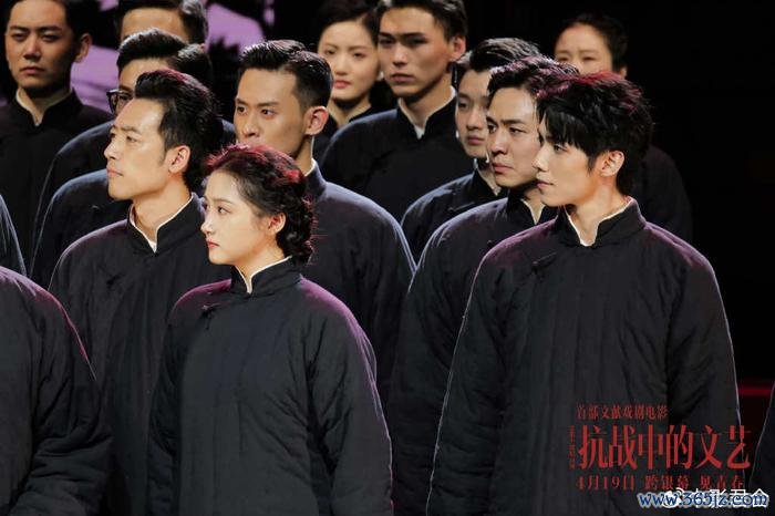 　　后生演员在上演中招揽文艺先辈的力量