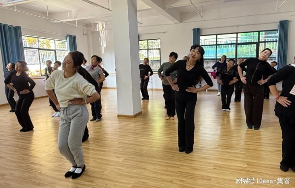 九游体育app娱乐参加扮演的学员在舞台上展示出了沉静市老年大学的风范-九游体育官网 九游娱乐(NineGameSports)官方网站
