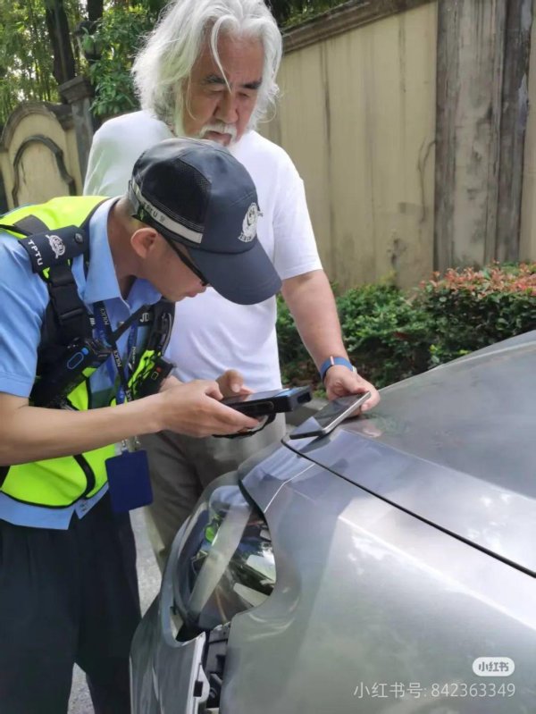 九游体育娱乐网衣服白色T恤和卡其色裤子-九游体育官网 九游娱乐(NineGameSports)官方网站